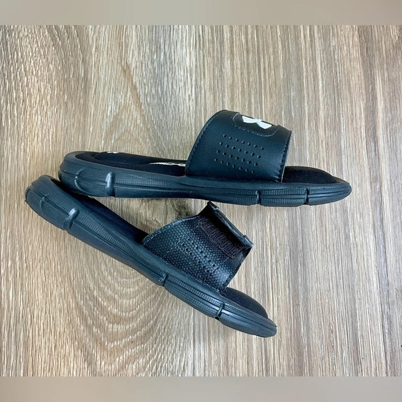 Under Armour 4D Foam Youth Slip On V Slides Black White Sandals Size 11 NWOT - Picture 3 of 5